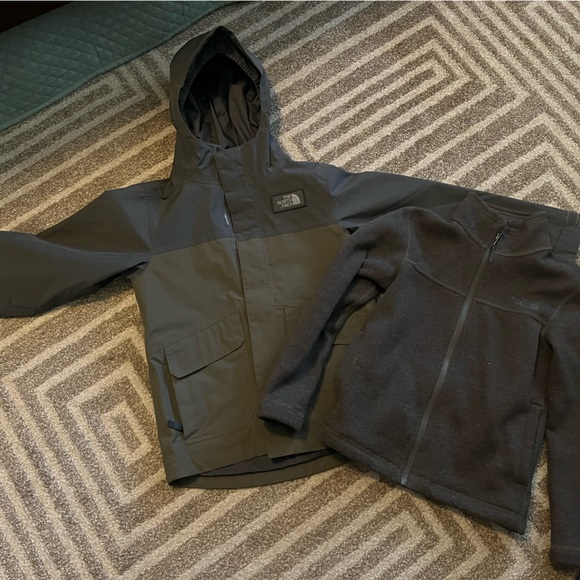 The North Face- Boys shell and w/ fleece zip - Picture 7 of 9